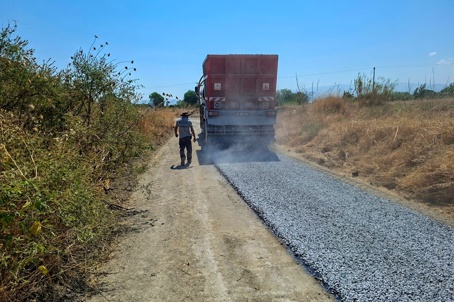 EFELER BELEDİYESİ’NDEN ÜRETİCİLERE YOL DESTEĞİ