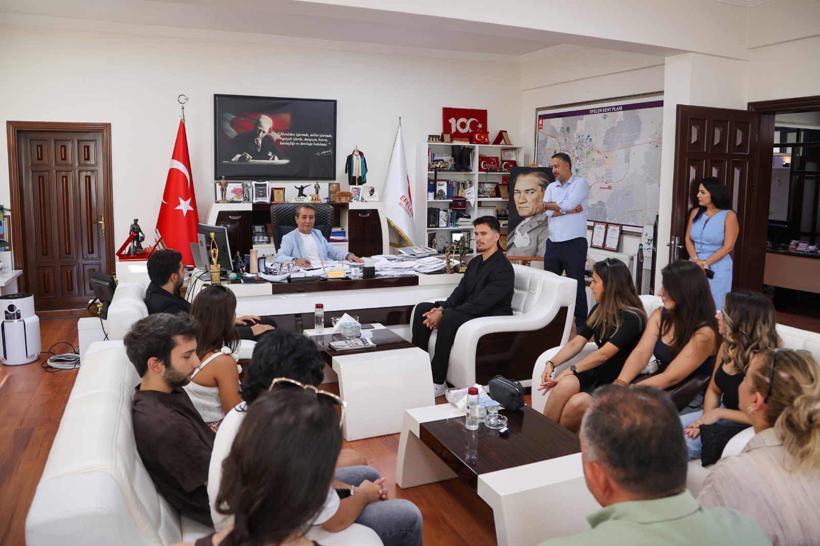 HAYALLERİNE ULAŞAN GENÇLER BAŞKAN YETİŞKİN’LE BULUŞTU