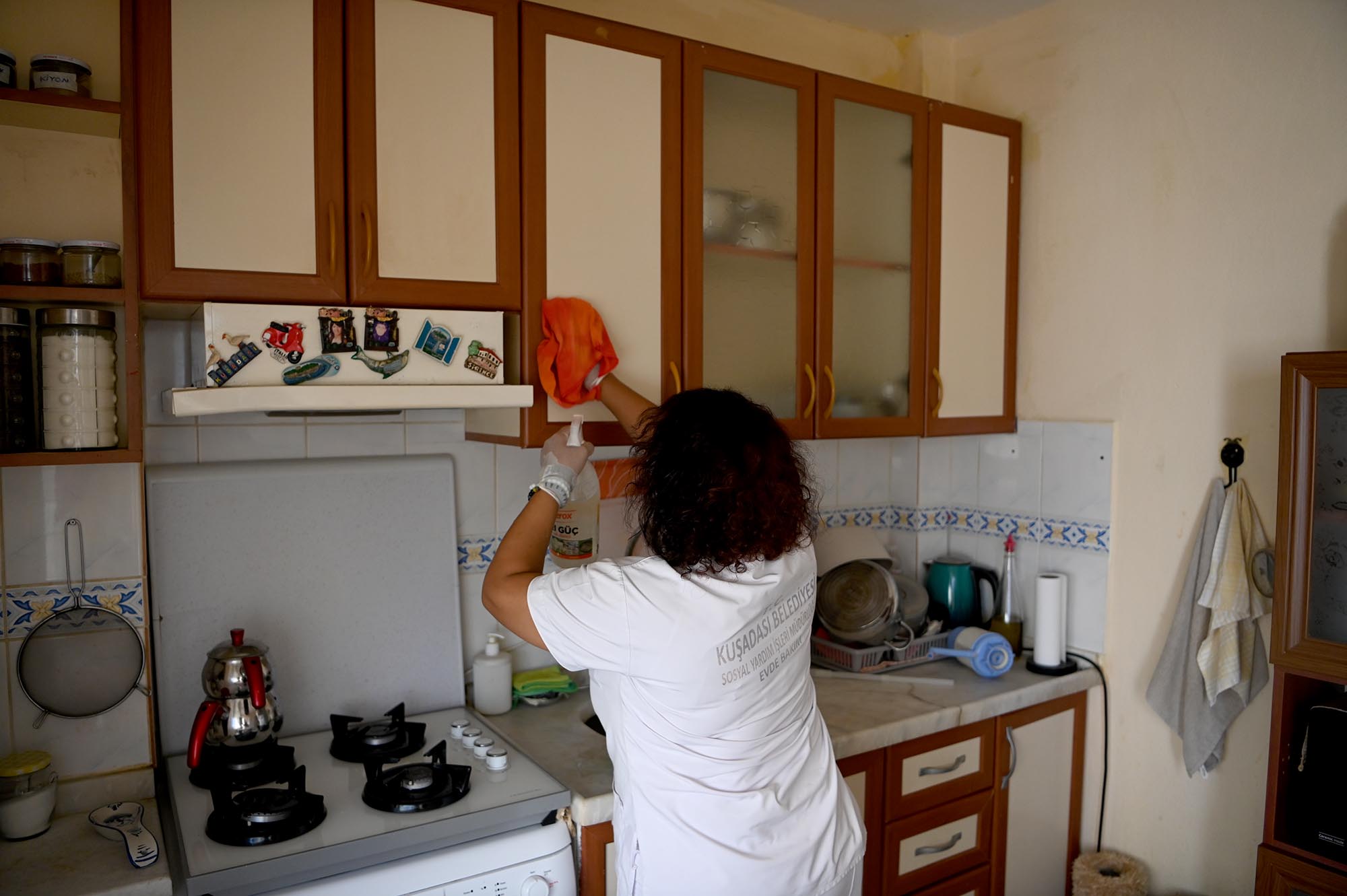 KUŞADASI BELEDİYESİ’NİN EVDE BAKIM BİRİMİ YAŞAMLARI KOLAYLAŞTIRIYOR