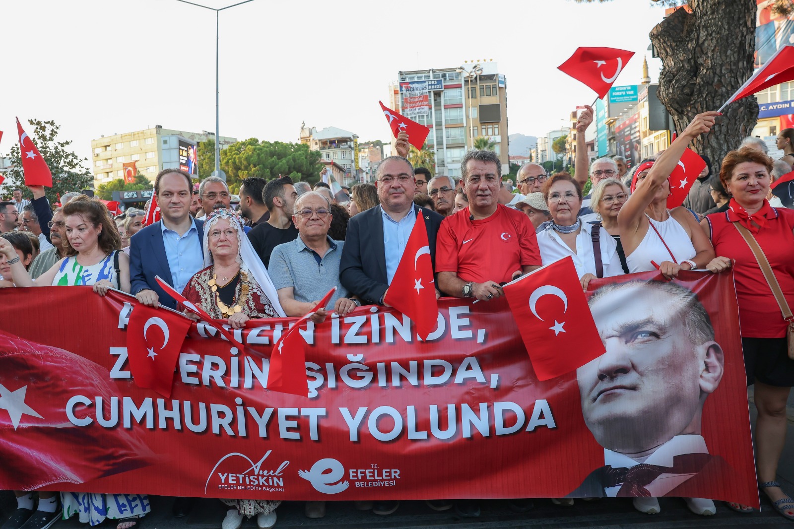 BAŞKAN ANIL YETİŞKİN 30 AĞUSTOS COŞKUSUNU EFELER’DE DÖRT BİR YANA TAŞIDI