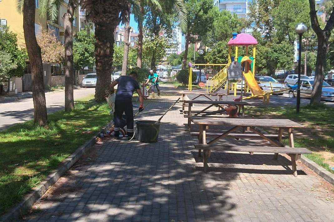 EFELER’İN PARKLARINDA DÜZENLİ BAKIM SÜRÜYOR