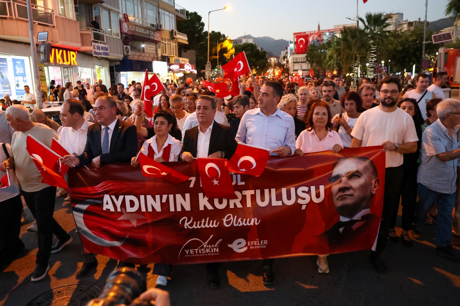EFELER’DE KURTULUŞ COŞKUSU GECEYİ AYDINLATTI