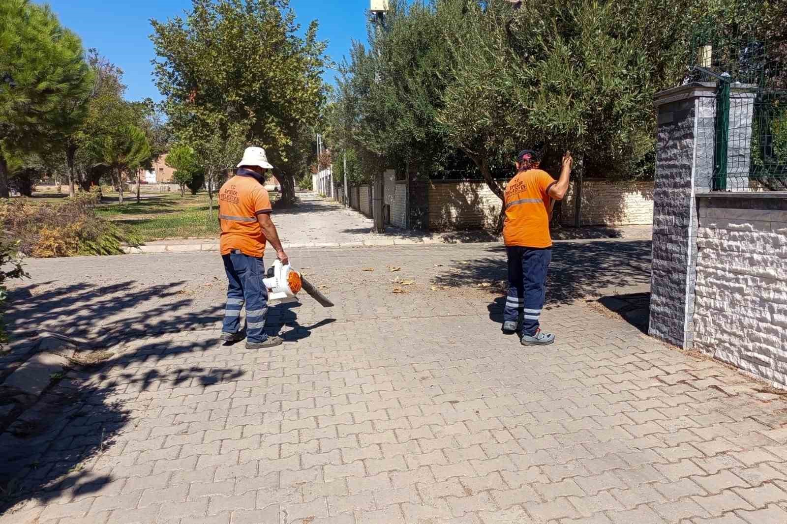 Efeler’de Temizlik Mesaisi Sürüyor