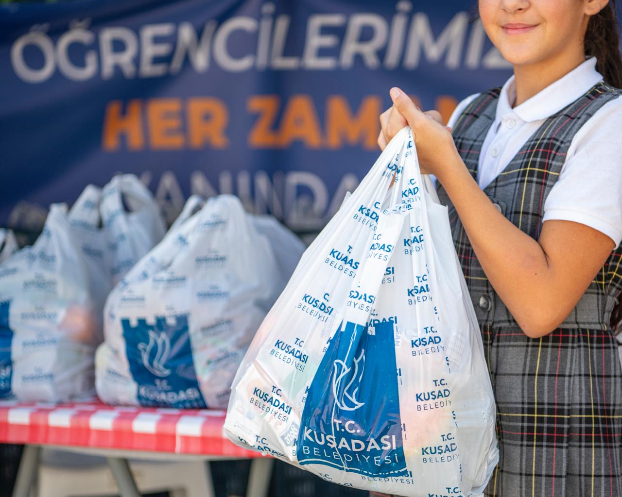 KUŞADASI BELEDİYESİ'NİN BESLENME ÇANTASI DESTEĞİ BU YIL 1400 ÇOCUĞA ULAŞACAK