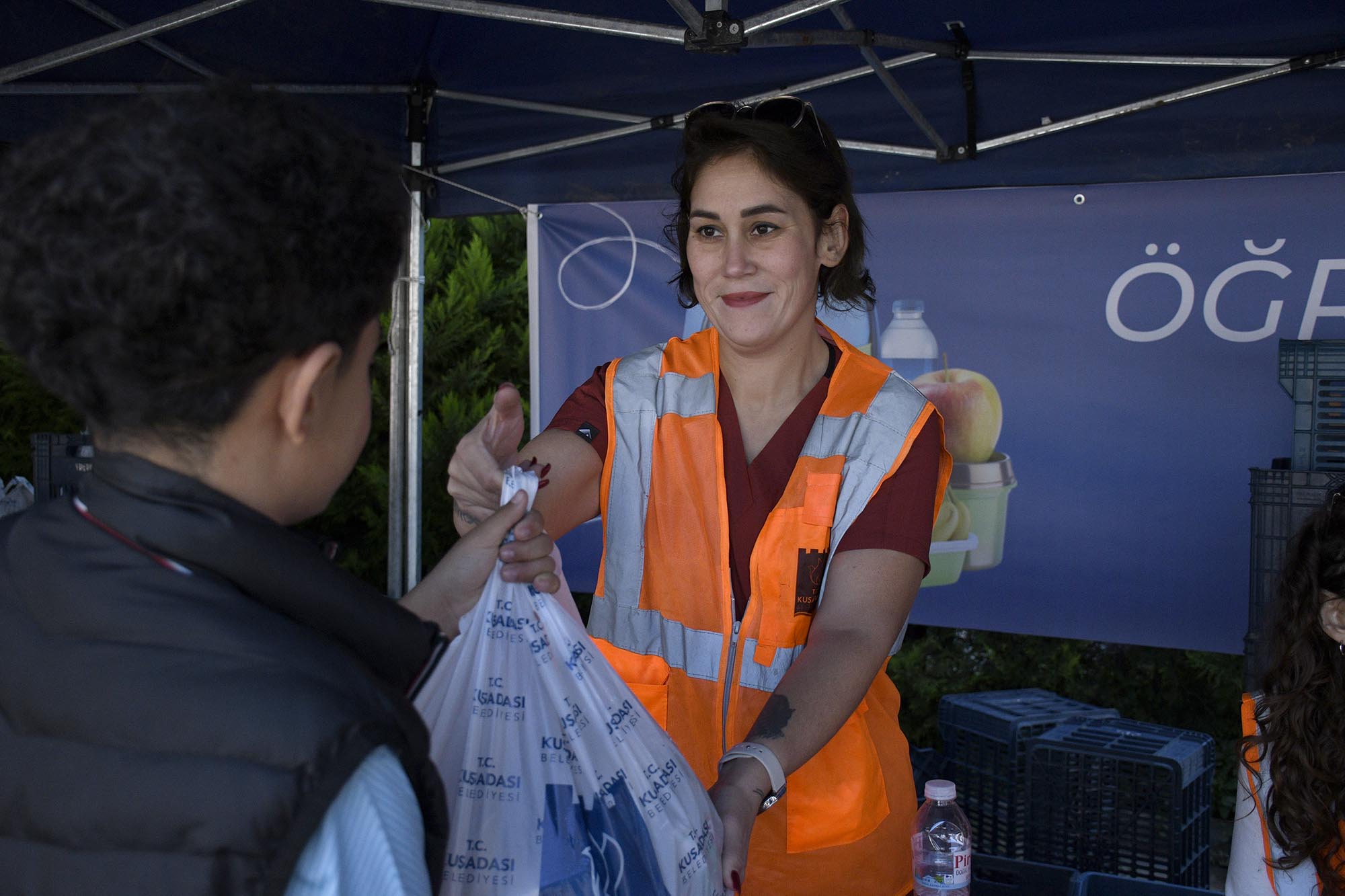KUŞADASI BELEDİYESİ’NDEN 1400 ÇOCUĞA HAFTALIK BESLENME DESTEĞİ