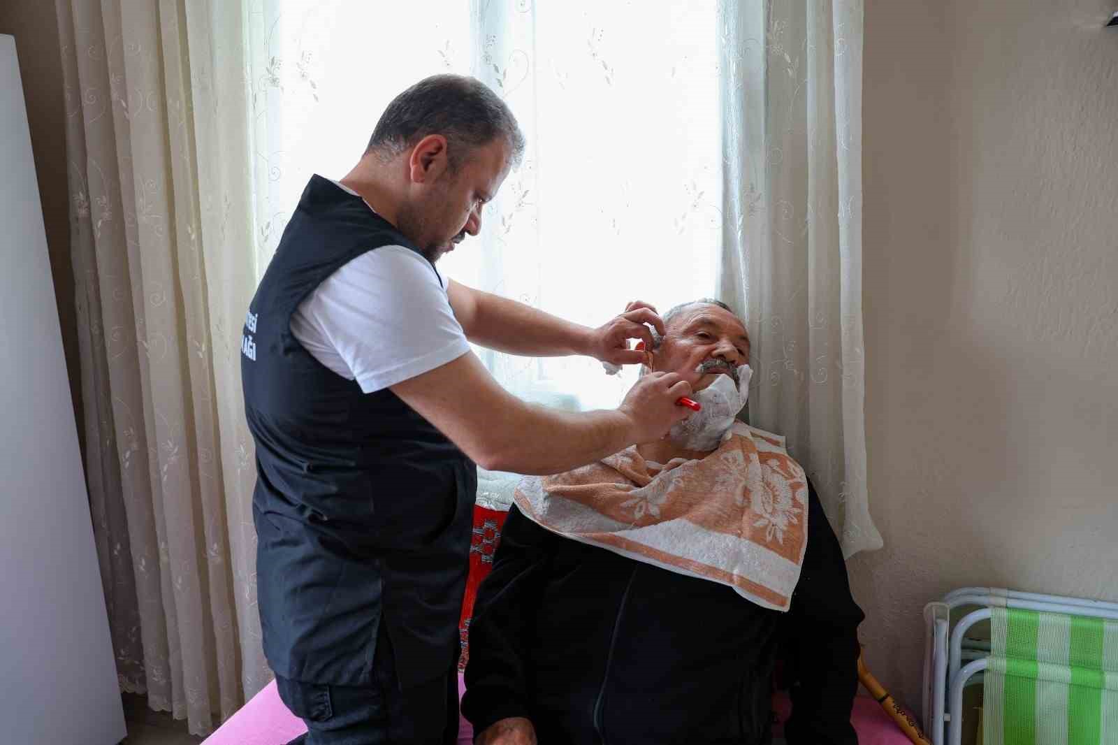 Efeler Evde Bakım Hizmetleri Yüreklere Dokunuyor