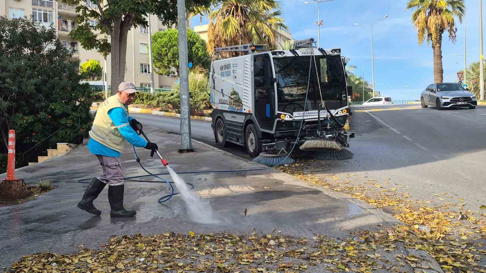 KUŞADASI’NDA TEMİZLİK MESAİSİ HIZ KESMEDEN SÜRÜYOR