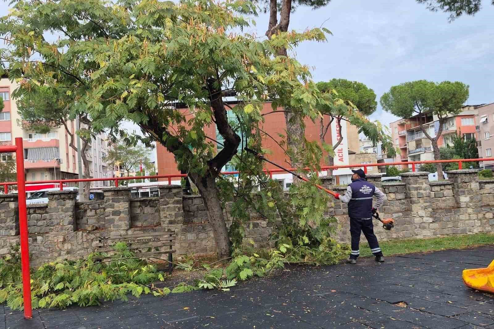 EFELER BELEDİYESİ YAĞIŞLI HAVALARDA OLASI TEHLİKELERİN ÖNÜNE GEÇİYOR