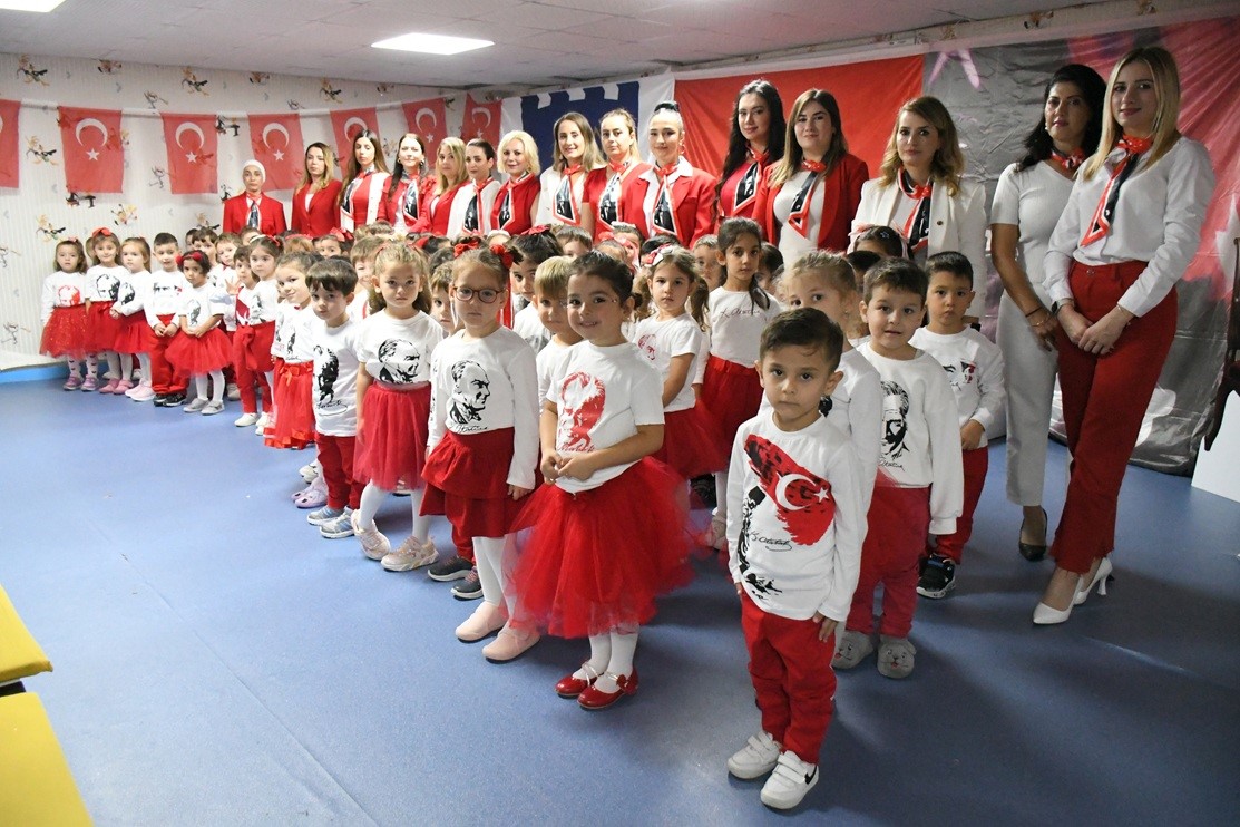 Kuşadası’nda Minikler Cumhuriyet Bayramı’nı Coşkuyla Kutladı