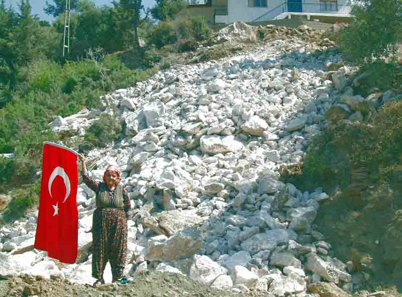 Ayşe ninenin 10 yıllık inadı kayayı kırdırdı