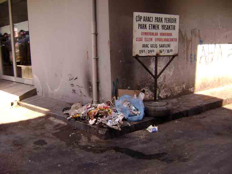 Alim Sokak çöplüğe dönüşüyor