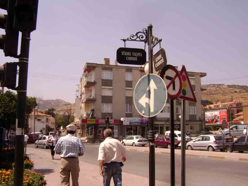 Bülent Ecevit Caddesi ismi verildi ama eski tabelâ hâlâ sökülmedi