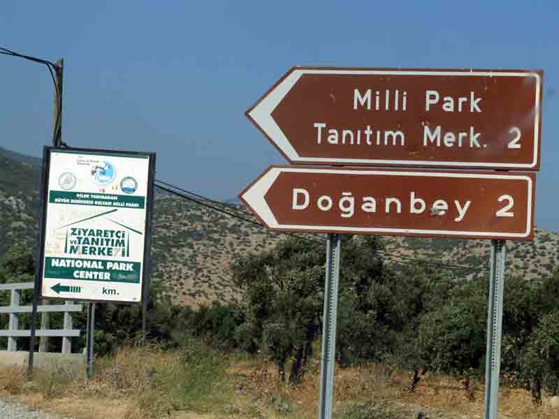 Yön tabelaları turistleri yanıltıyor