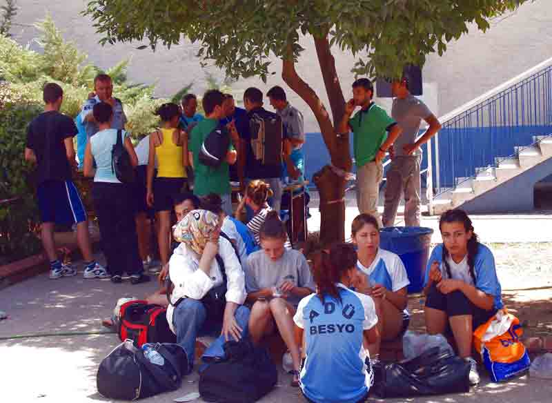 40 derece sıcakta bekleyip, performans sergilediler