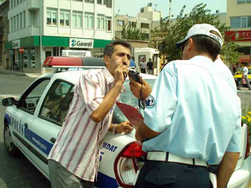 Direksiyonda uyuya kalan sürücü canından oluyordu