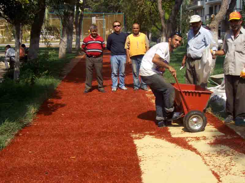 Atatürk Parkı’nda yürüyüş parkuruna suni çim çalışması tamamlandı