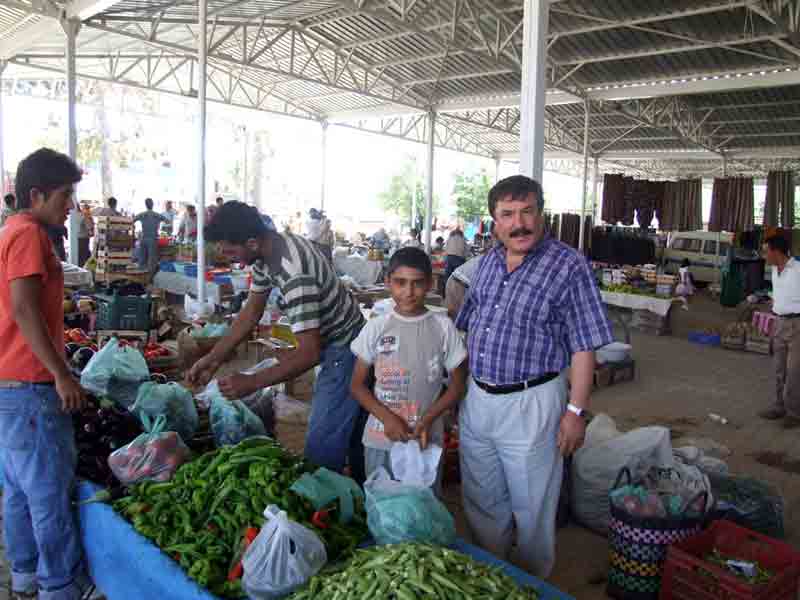 Aydın’daki organik ürün pazarı hem köylüleri hem de şehirde yaşayanları