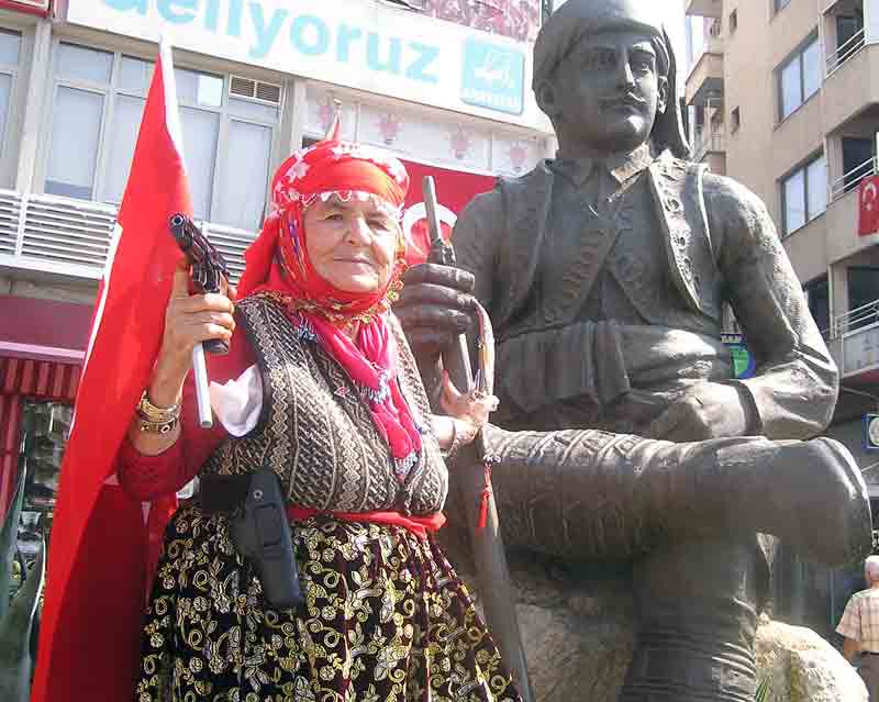 Baş Efelik tartışmalarında mağdur olan Ayşe Nine oldu