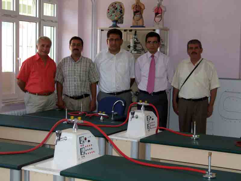 Kuyucaklı Emir Ailesi Atatürk İlköğretim Okulu’na labaratuar kazandırdı