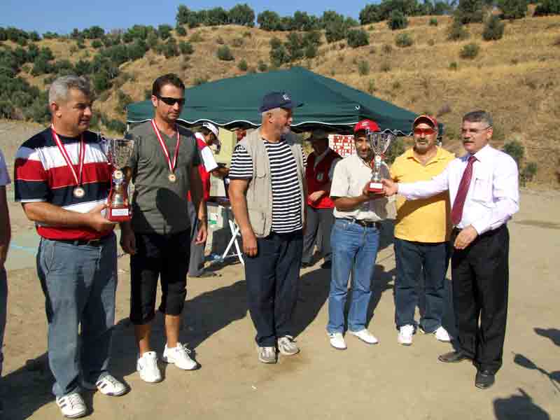 Kuyucak’ta Başkan Akoğlu’na afişli poligon teşekkürü