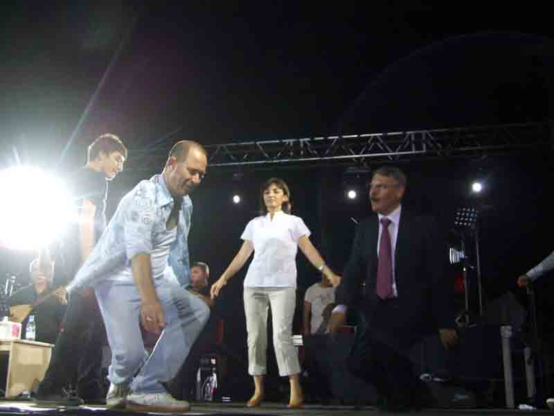 Kuyucak’ta kurtuluş bayramı coşkusu Sümer Ezgü konseri ile devam etti