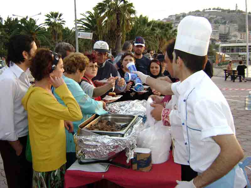 Aşçıların iftar yemeğine büyük ilgi