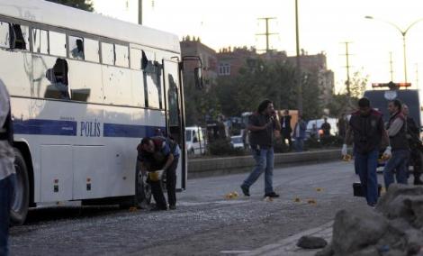Diyarbakır'da polis servis aracına ateş açıldı