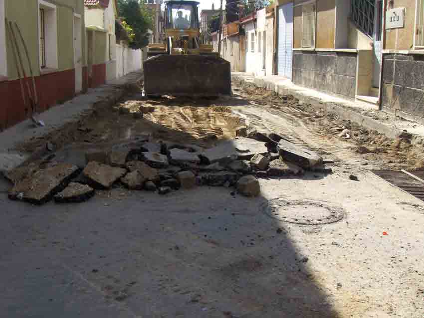 Yol yenileme çalışmaları devam ediyor