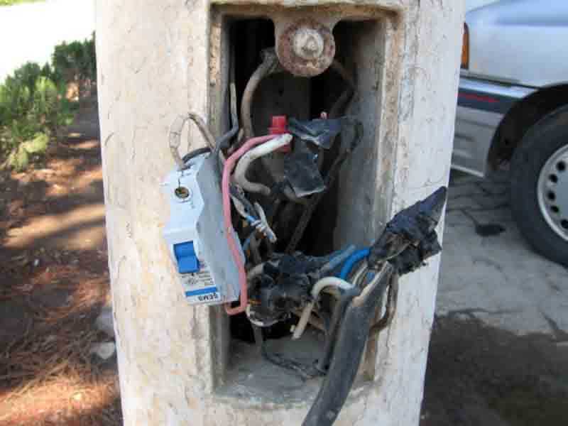 Didim’de elektrik direkleri