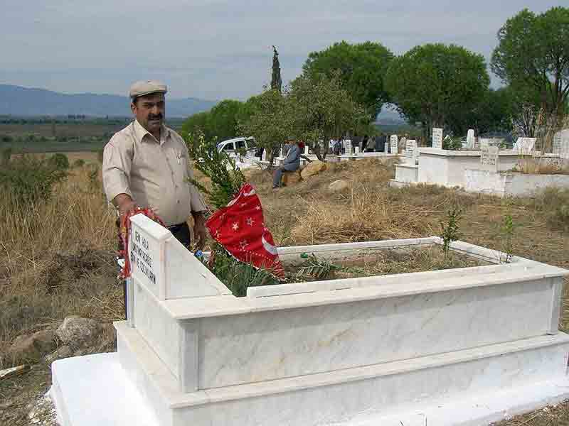 Söke’ye bağlı Avşar Köyü Mezarlığı’nda