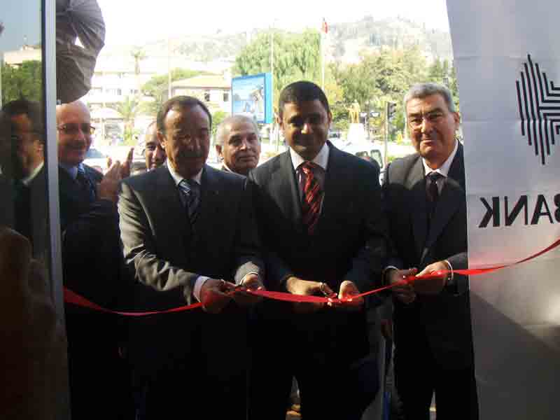 Halkbankası yenilenen şubesi ile hizmet vermeye başladı