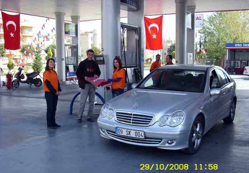 Güvenal Gaz Petrol Türk Bayrağı dağıttı