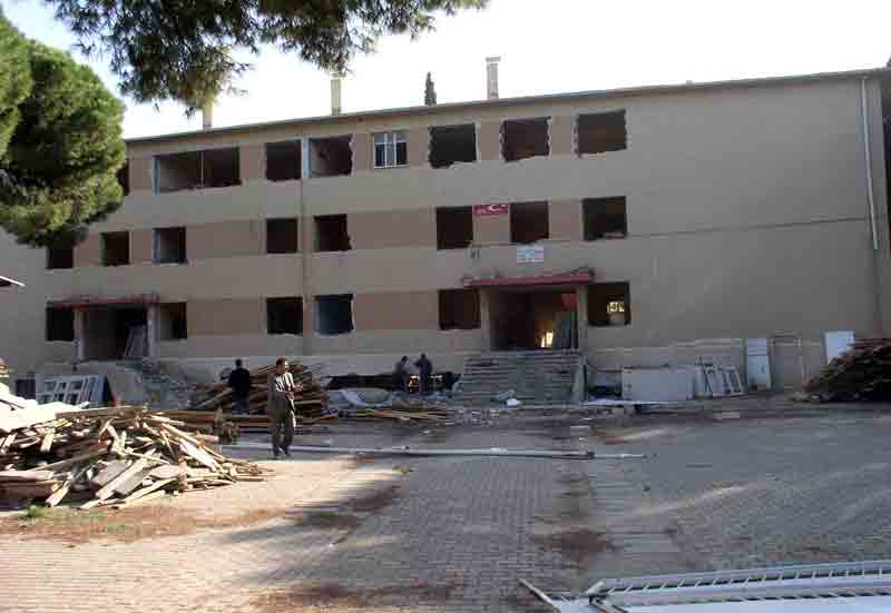 Depreme dayanıksız okullar yıkılıyor