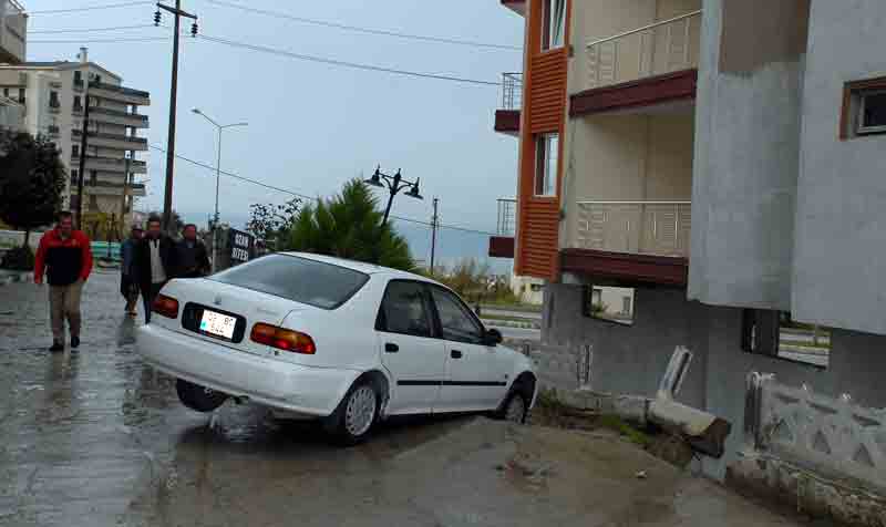 Kuşadasında yine istinat duvarı yıkıldı, 1 araç asılı kaldı