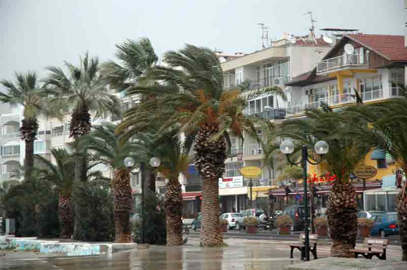 Kuşadasında fırtına hayatı olumsuz şekilde etkiliyor