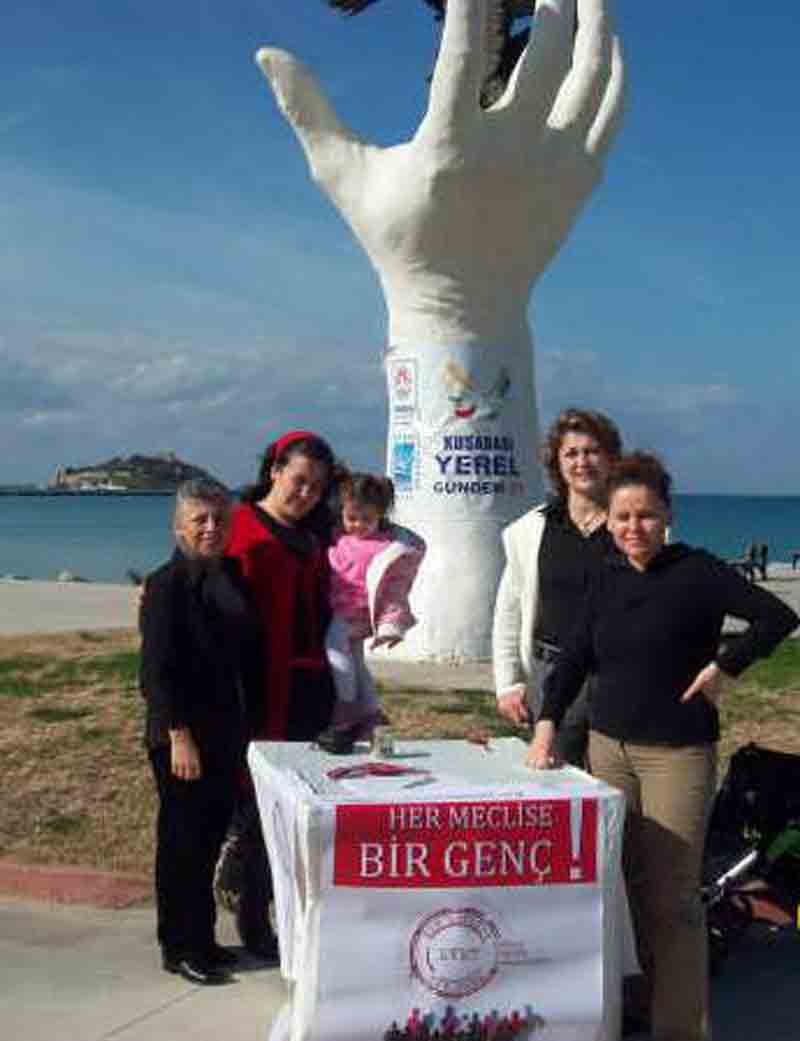 Kuşadasında Her Meclise Bir Gençlik Temsilcisi kampanyası için imza s