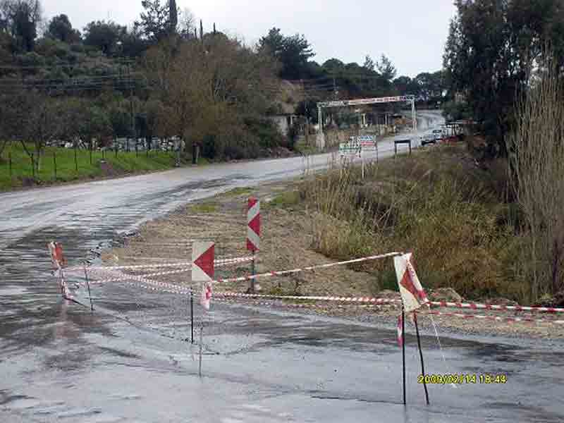 Şiddetli yağmur yolları yedi