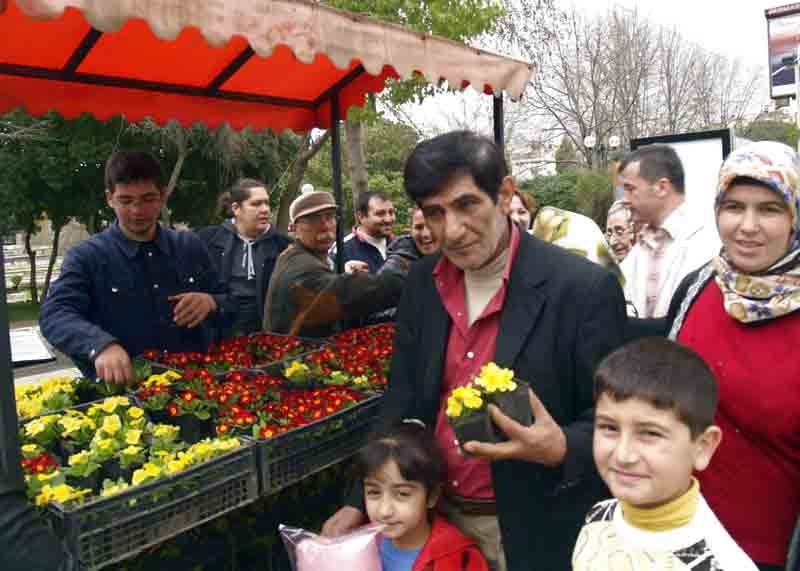 Aydın Belediyesinden Kadınlar Gününde 5 bin adet çiçek