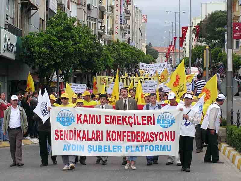 1 Mayıs kutlamalarında vatandaştan bayrak tepkisi