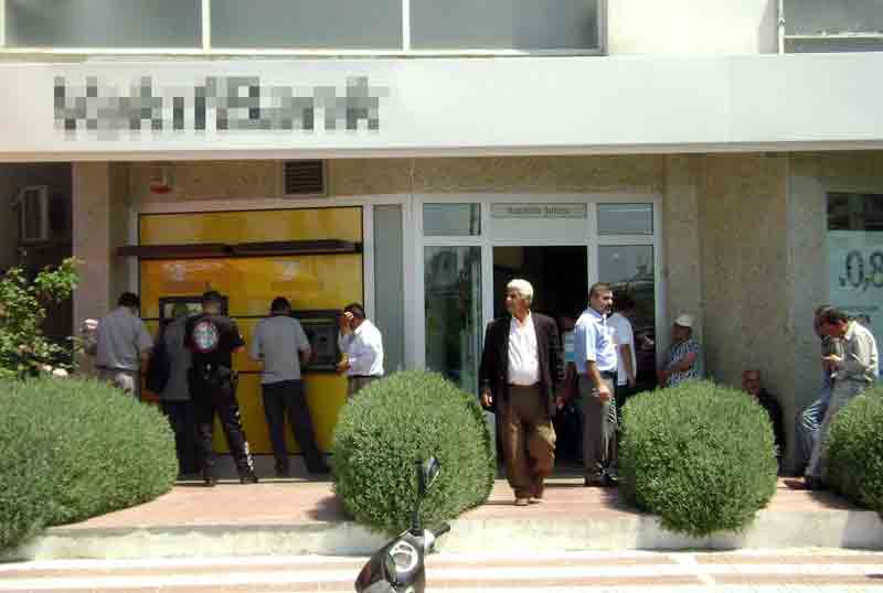 Bankada normal mesai başladı