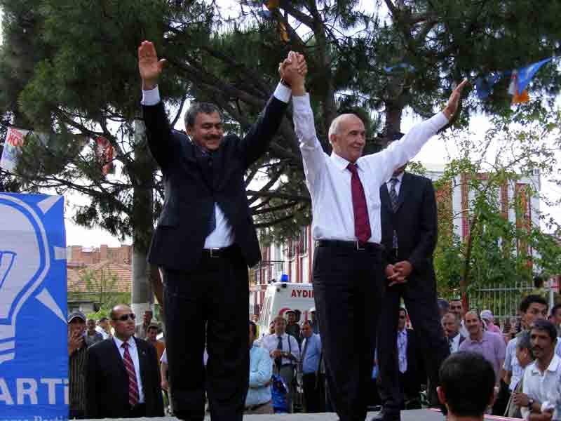 Bakan Eroğlundan AKP adayına destek