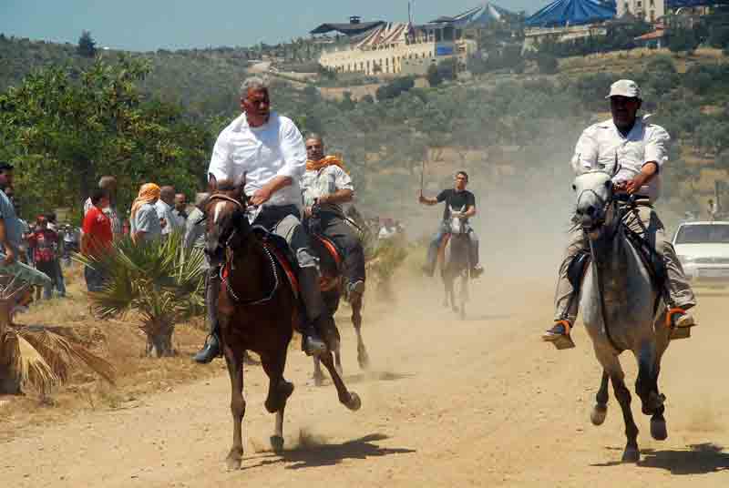 Kuşadası 10. Geleneksel Rahvan At Yarışları yapıldı