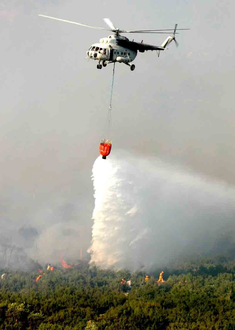 Yangın söndürme helikopteri su aldığı baraja düştü