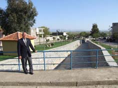 Güllübahçe'de yazın kokudan geçilmeyen dere nakış gibi işlendi