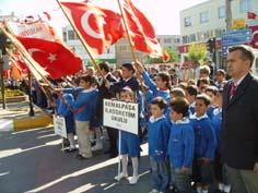 Dünyadaki tek çocuk bayramı, yabancı konuklarla birlikte coşkuyla kutlan