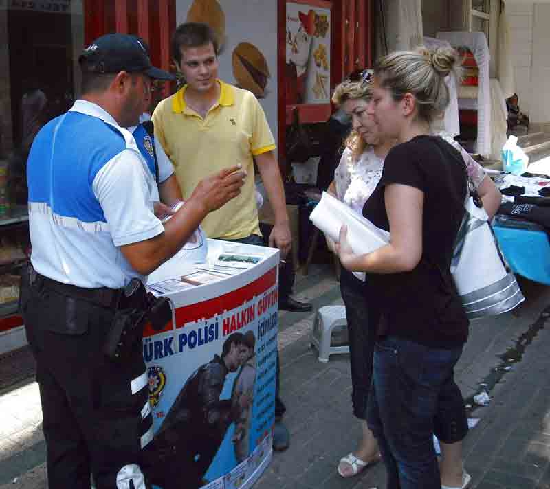 Toplum polisleri vatandaşı bilgilendiriyor