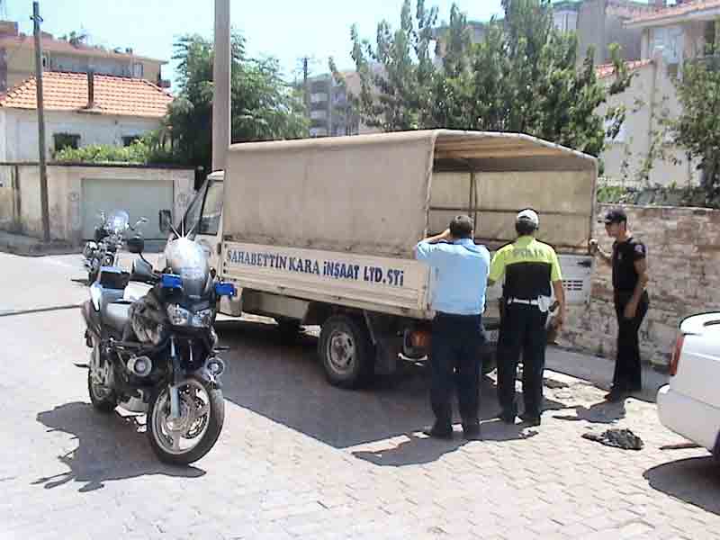 Park halindeki aracın kasasında yangın çıktı