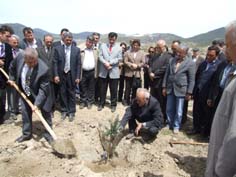 Vali Malay yüzbininci fidanı dikti