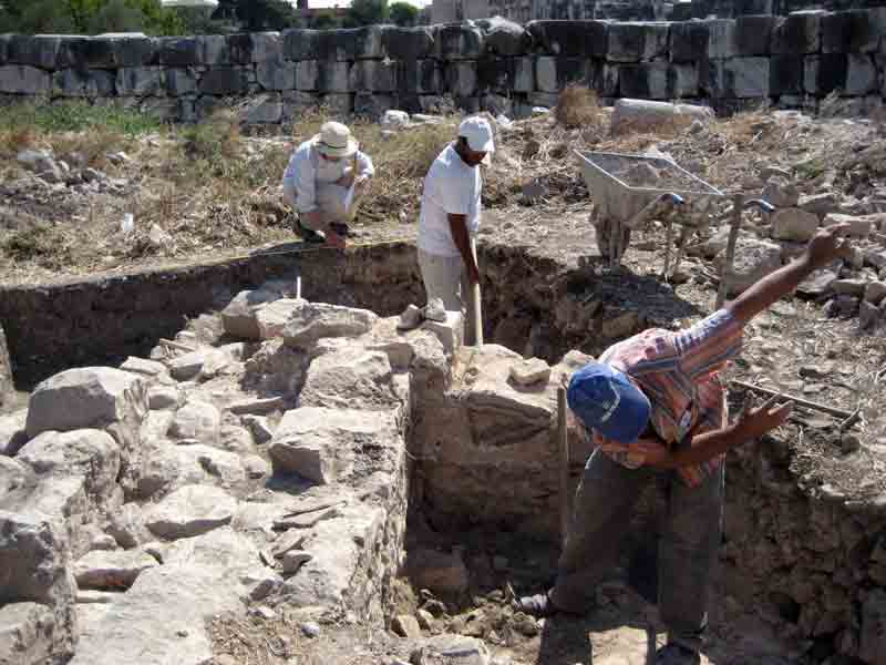 APOLLON TAPINAĞI KAZILARI YENİDEN BAŞLADI