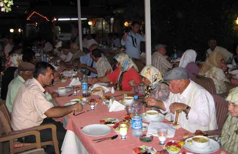 Şehit ve gazi aileleriyle iftar